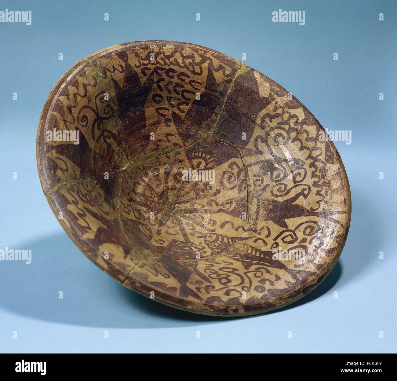 PERIODO IBERICO. ESPAÑA. PLATO IBERICO realizado en torno y decorado con peces en pintura rojiza. Procedente del poblado de Hoya de Santa Ana (Albacete). Museo de Albacete. Castilla-La Mancha. Foto Stock