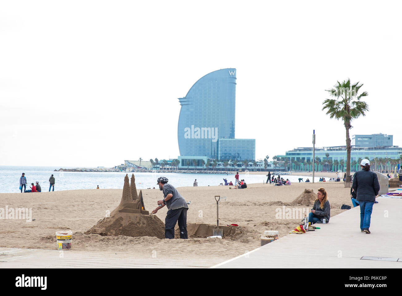 Scultore di sabbia a lavorare presso la spiaggia di Barceloneta a Barcellona Spagna Foto Stock