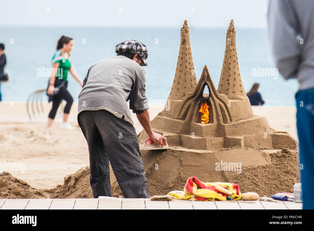 Scultore di sabbia a lavorare presso la spiaggia di Barceloneta a Barcellona Spagna Foto Stock