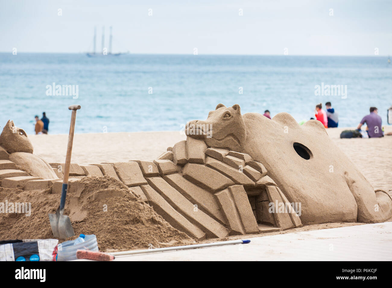 La scultura di sabbia a la spiaggia di Barceloneta a Barcellona Spagna Foto Stock