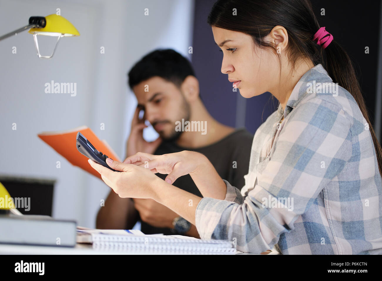 L uomo e la donna preoccupati per le tasse e bilancio familiare Foto Stock