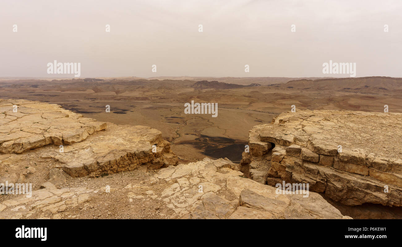 Ampia vista del giallo deserto del Negev, Israele. Foto Stock