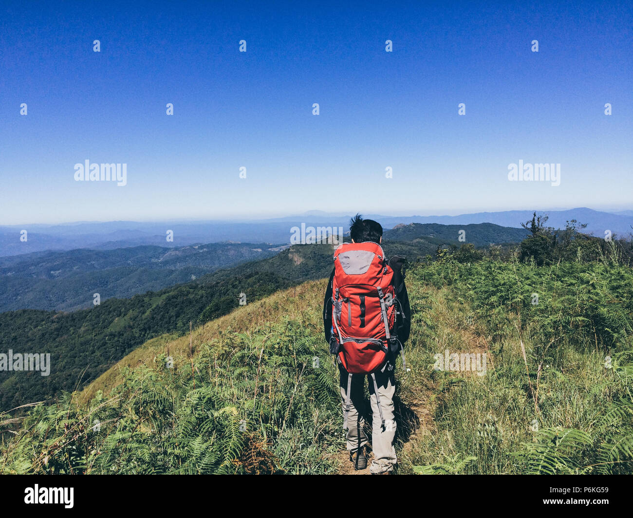 Escursionismo uomo con zaino sulle montagne, Stile di vita viaggio concetto di successo avventura vacanze attive outdoor sport alpinismo panorama al tramonto Foto Stock