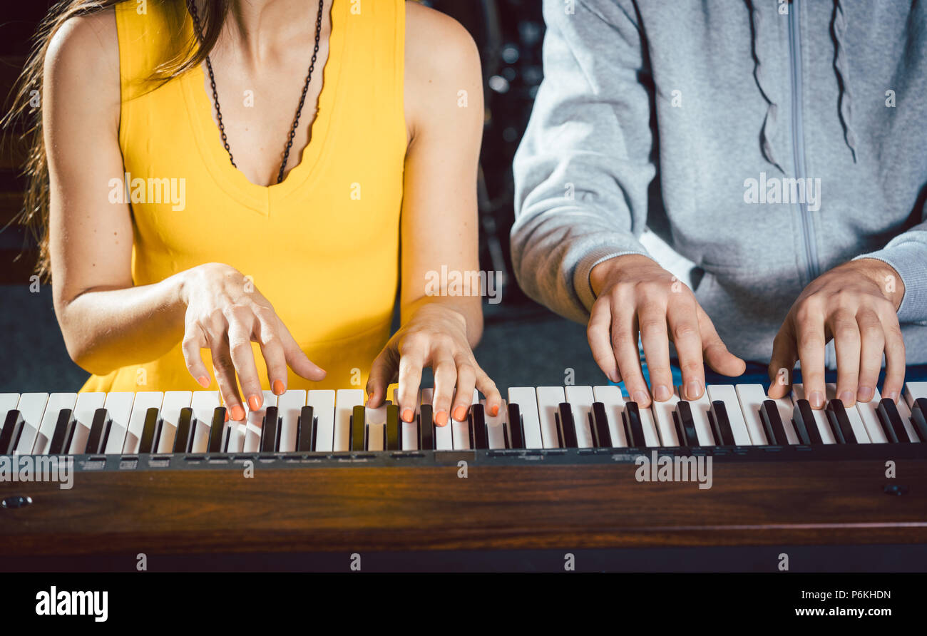 Insegnante di pianoforte con il suo allievo nella scuola di musica Foto Stock