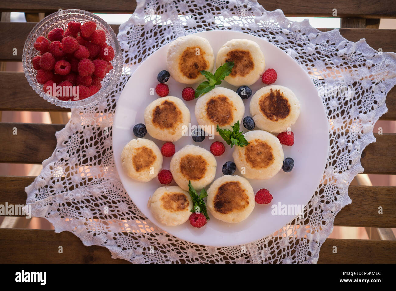 Cottage cheese pancakes con lamponi. Foto Stock