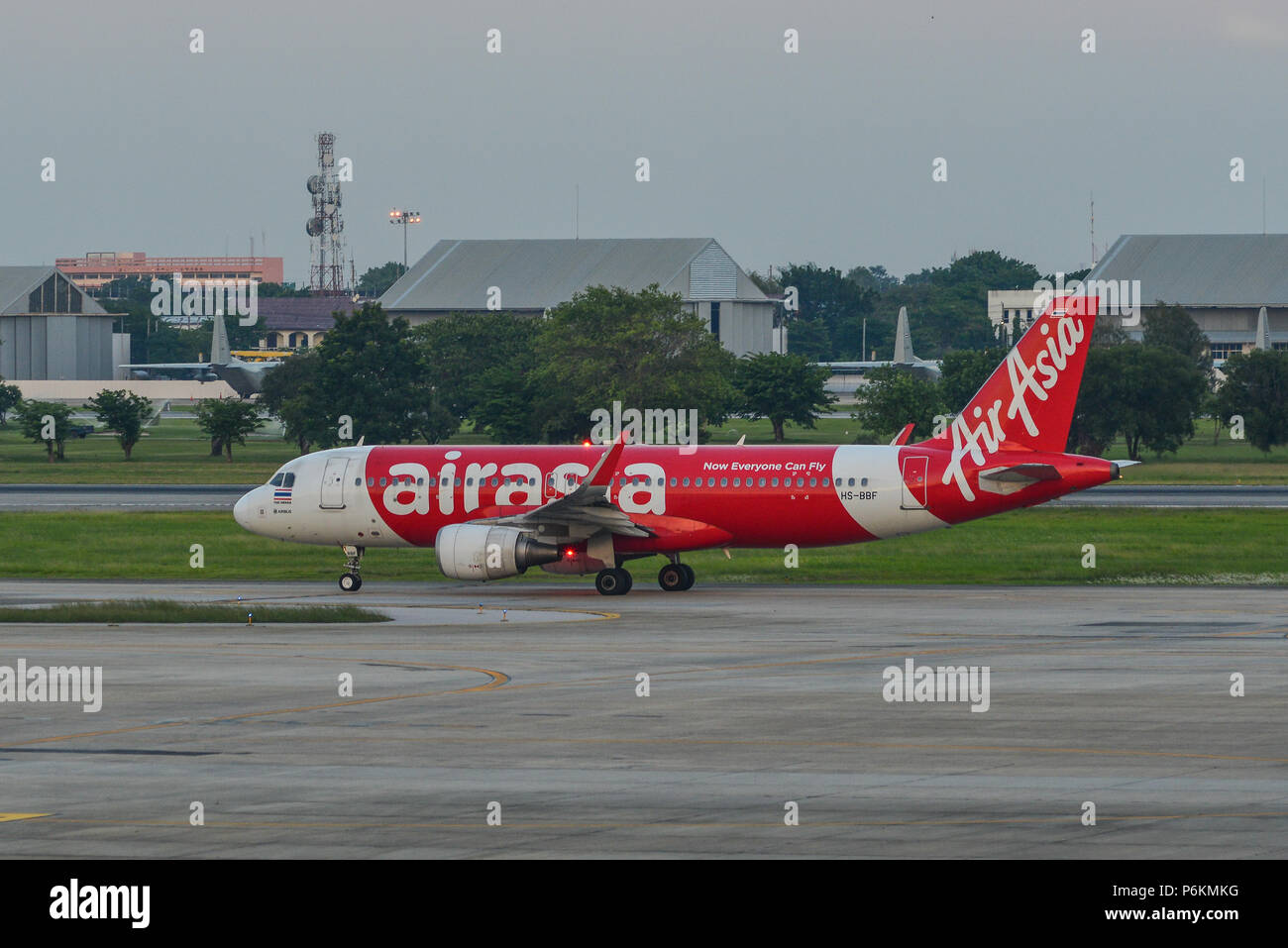 Bangkok, Tailandia - 23 Apr, 2018. Un Airbus A320 aeroplano di AirAsia rullaggio sulla pista dell'Aeroporto Internazionale di Don Muang (DMK) a Bangkok, in Thailandia. Foto Stock