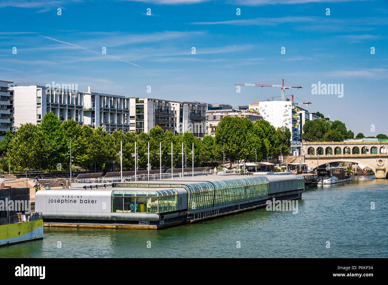 Piscine Joséphine Baker è una piscina galleggiante sul Fiume Senna a Parigi, Francia. Foto Stock