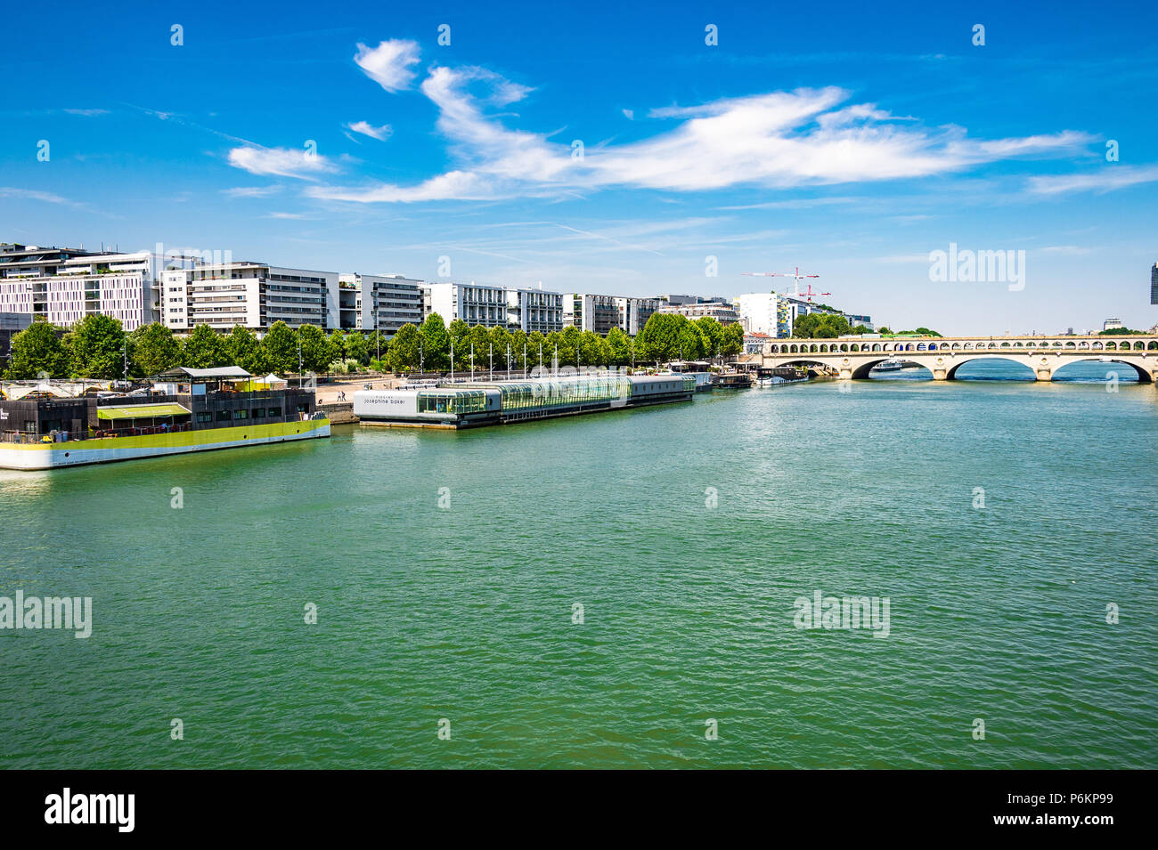 Piscine Joséphine Baker è una piscina galleggiante sul Fiume Senna a Parigi, Francia. Foto Stock