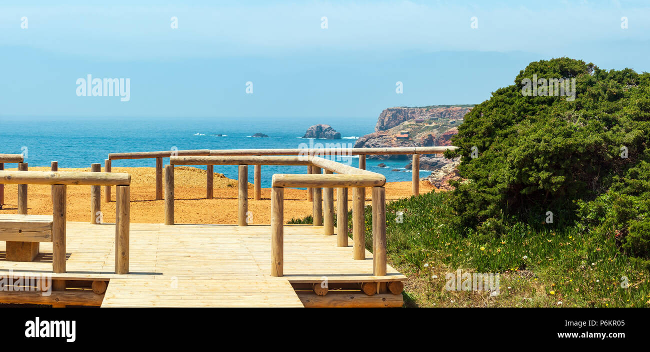 Percorsi in legno e ponti di osservazione su estate Atlantic costa rocciosa (Costa Vicentina, Algarve, Portogallo). Foto Stock