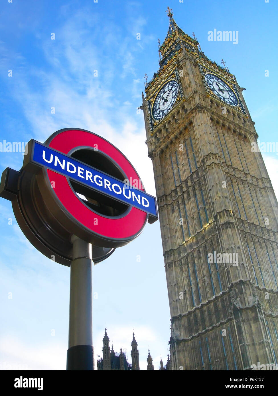 Simboli di Londra: Big Ben Clock Tower e segno della metropolitana Foto Stock