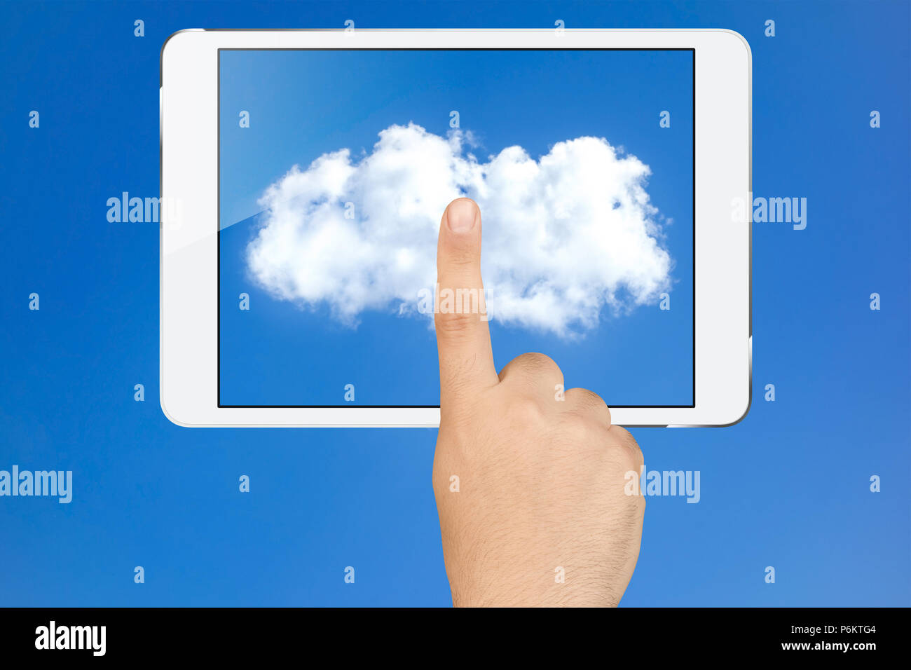 Maschio lato toccando il cloud sullo schermo della tavoletta elettronica pc in orientamento orizzontale contro il cielo blu chiaro Foto Stock