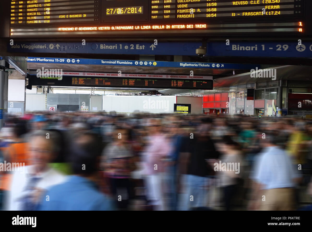 Rush Hour Stazione ferroviaria persone Scheda Pianificazione Foto Stock