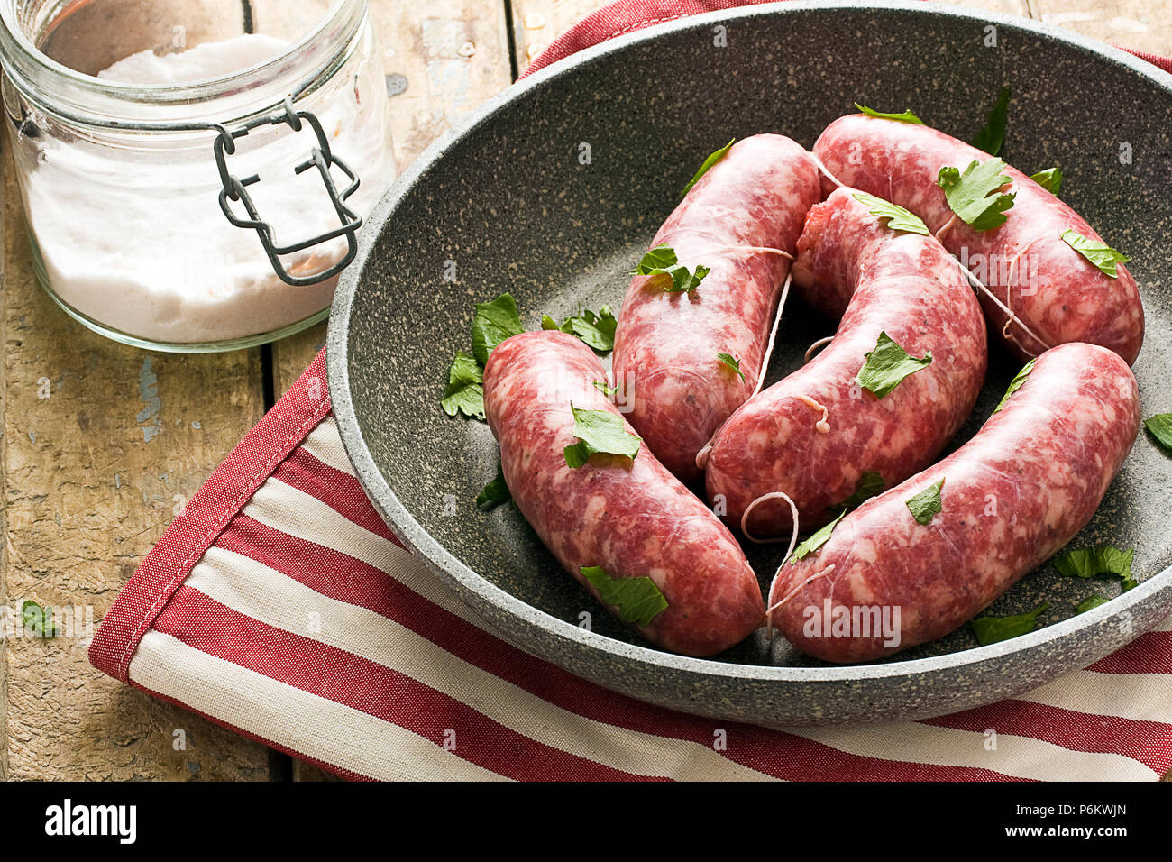 Salumi crudi in una padella Foto Stock