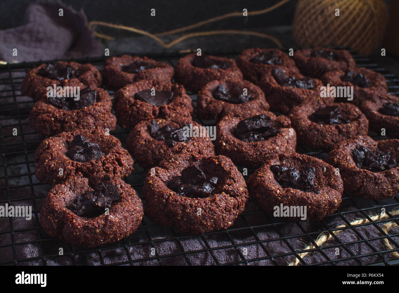 Doppia Identificazione di cioccolato i Cookies, Vegan e senza glutine Foto Stock