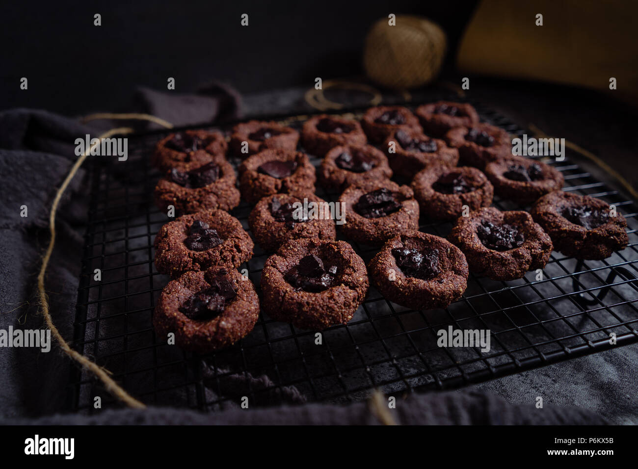 Doppia Identificazione di cioccolato i Cookies, Vegan e senza glutine Foto Stock