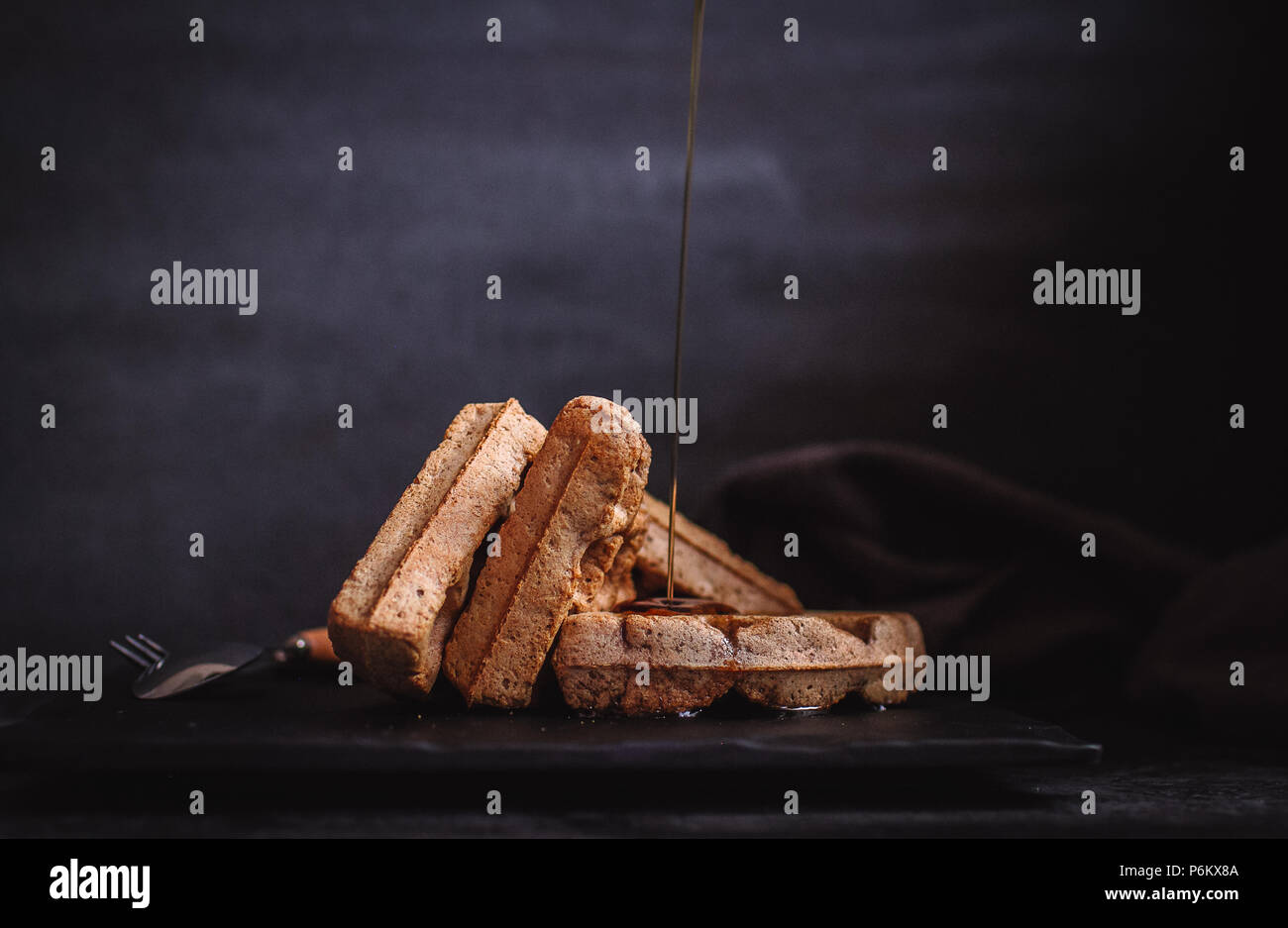 Sciroppo di colata su cialde belghe Foto Stock