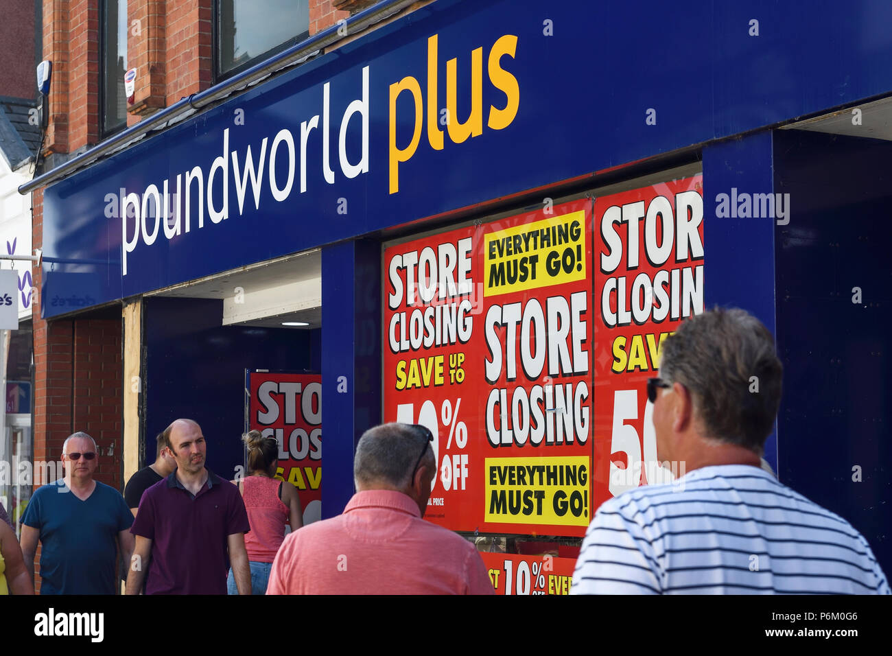 Il Poundworld Plus store a Chester Regno Unito con segni nella finestra che annuncia la vendita e la chiusura del negozio Foto Stock