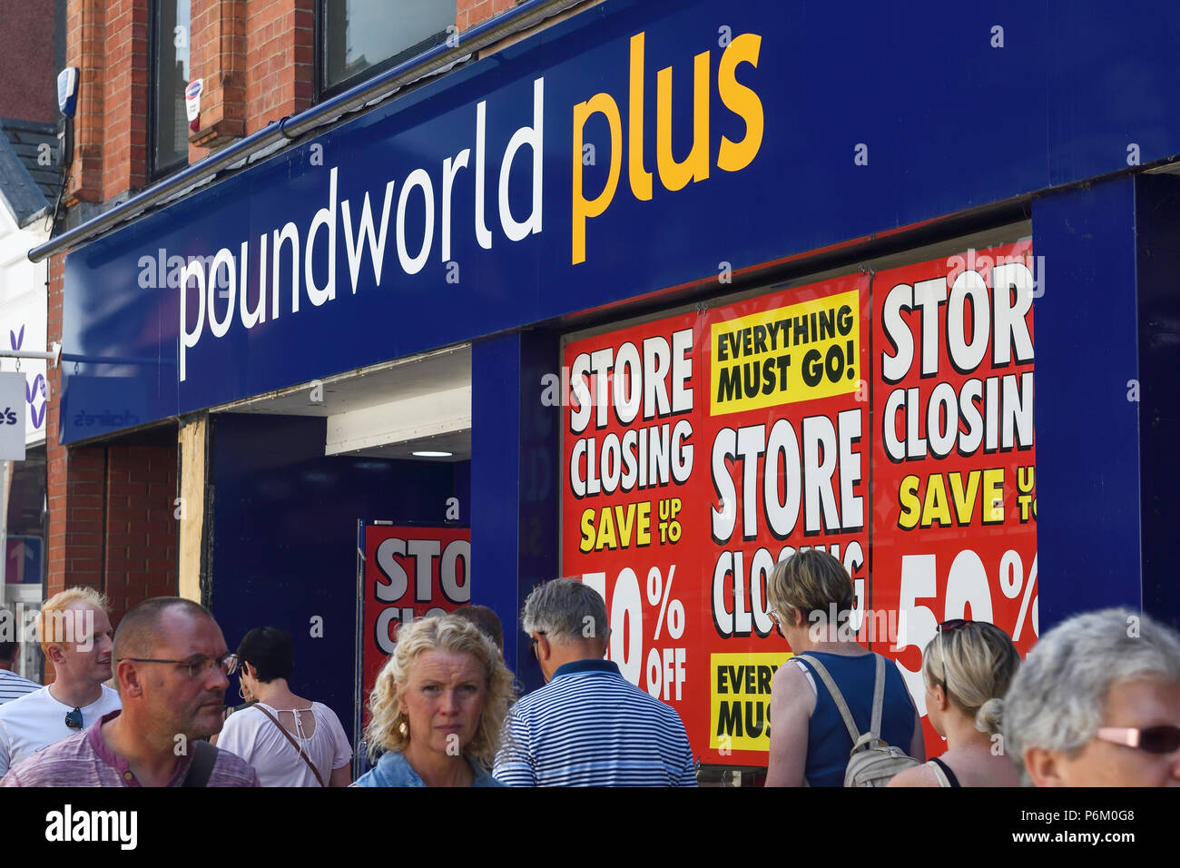 Il Poundworld Plus store a Chester Regno Unito con segni nella finestra che annuncia la vendita e la chiusura del negozio Foto Stock