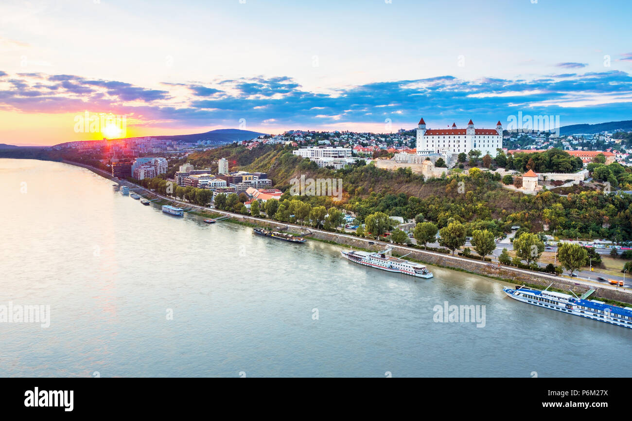 Vista su Bratislava città vecchia oltre il fiume Danubio, Slovacchia Foto Stock