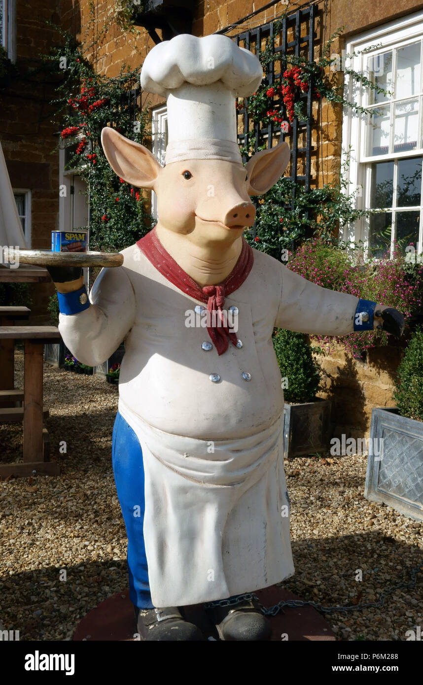 Un manichino di maiale come chef al di fuori di un ristorante in Inghilterra, Regno Unito Foto Stock