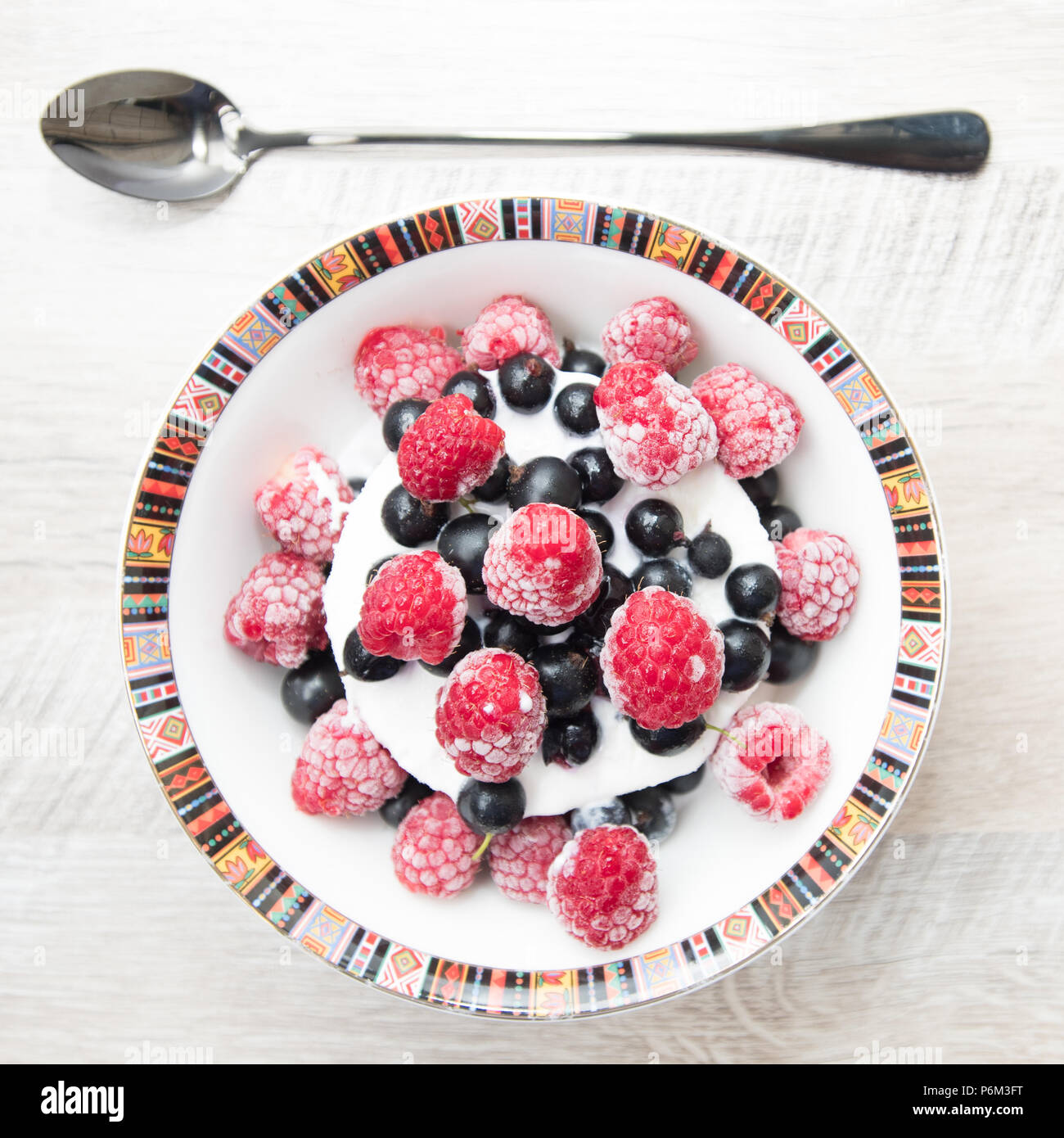 Gustoso e delizioso Gelato con frutti di bosco sulla tavola del ribes e lampone Foto Stock