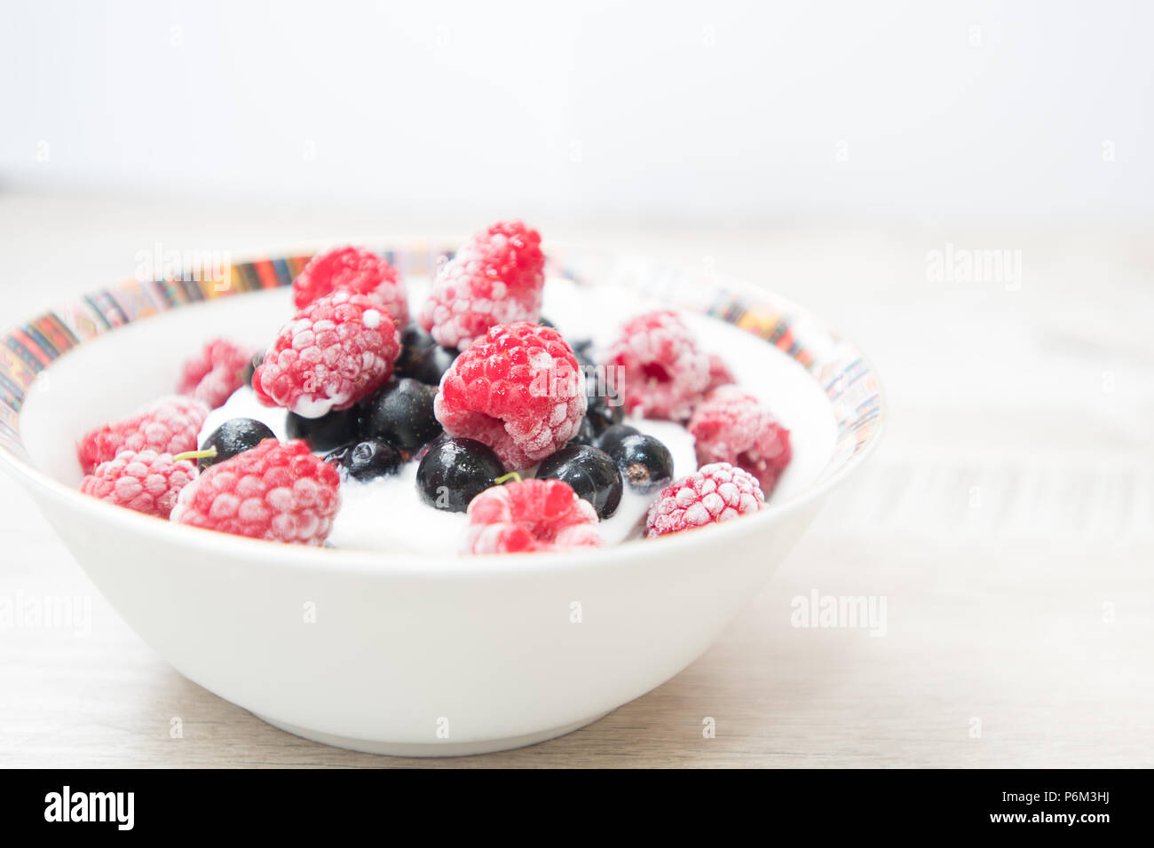 Gustoso e delizioso Gelato con frutti di bosco sulla tavola del ribes e lampone Foto Stock