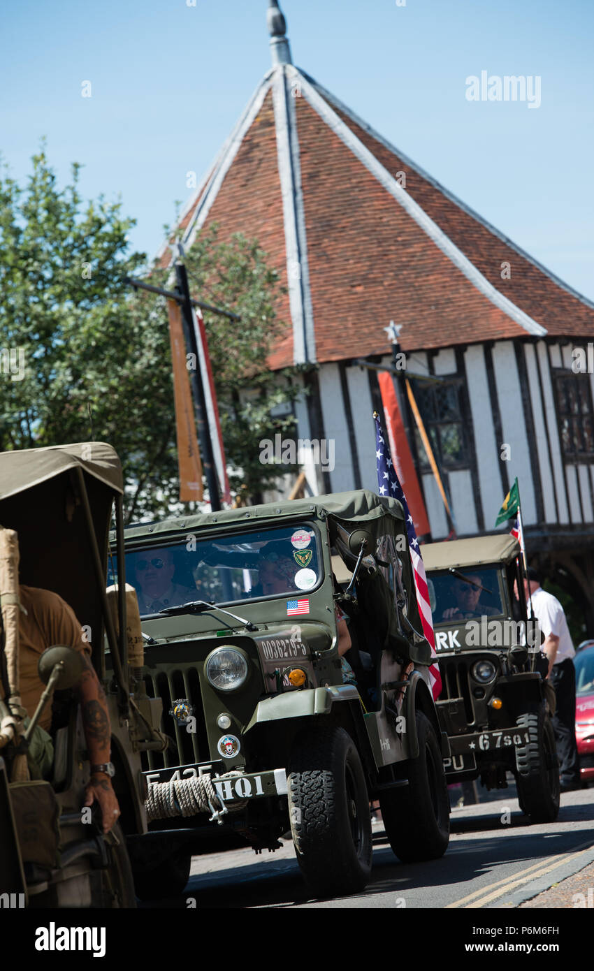 Wymondham, Norfolk, Regno Unito, domenica 1 luglio 2018: La città mercato di Wymondham in Norfolk celebra le Forze Armate giornata con una guerra mondiale II display del veicolo in luogo di mercato, al centro della quale è a mano replica statico di un mk9 Spitfire fighter, costruito da Terry Arlow da Lowestoft in Suffolk. Immagine © Keith Whitmore/Alamy Live News. Foto Stock