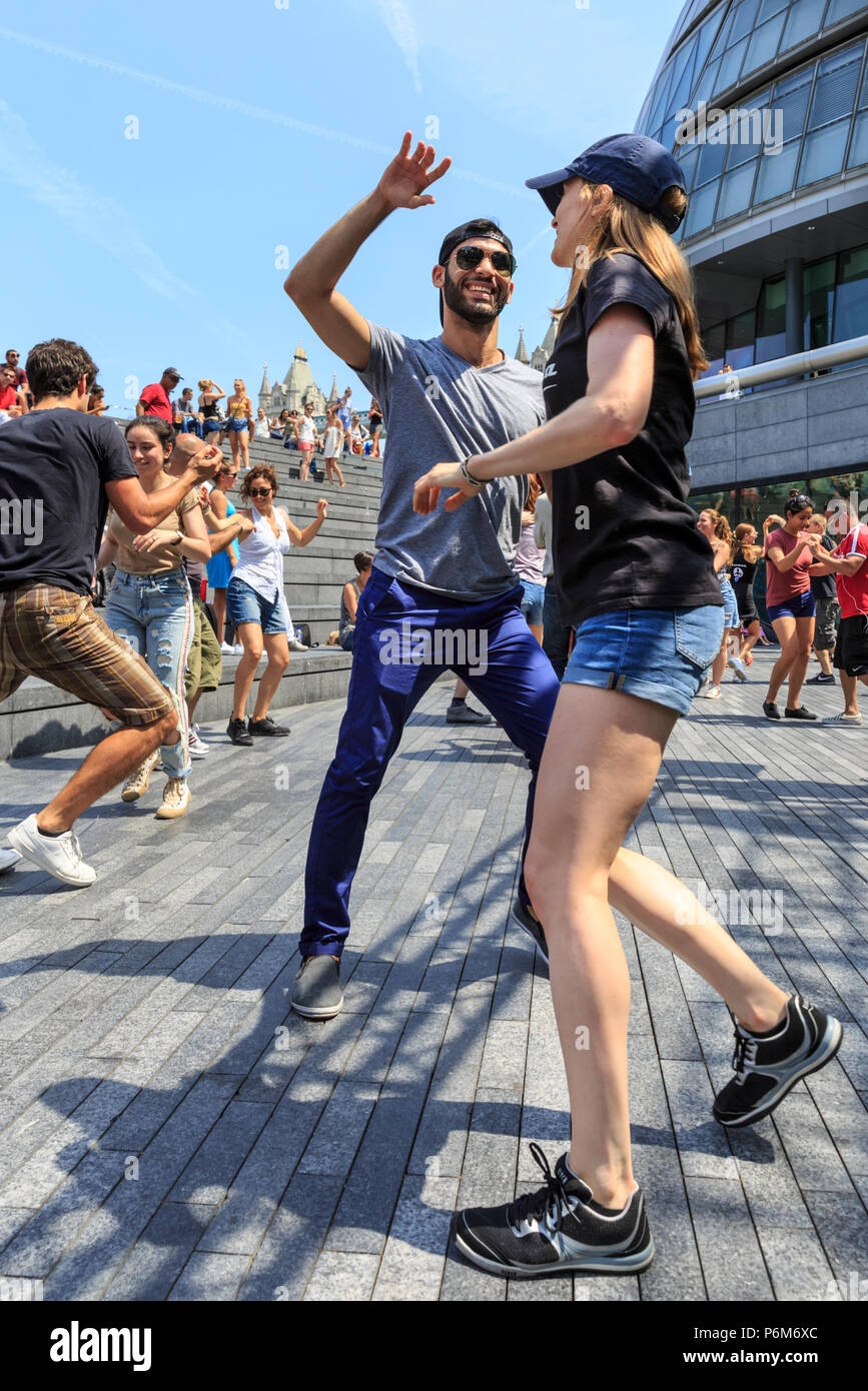 Il convogliatore a City Hall di Londra, UK, 1 luglio 2018. Un sizzling salsa cubana sessione, organizzato da l'Avana Londres scuola di ballo, introduce i londinesi e ai visitatori di ritmi e si muove di Salsa Cubana presso il convogliatore stadio, su una calda e soleggiata giornata a Londra. La salsa le sessioni sono parte dell'estate dal fiume festival. Le temperature sono di nuovo insieme per raggiungere circa trenta gradi nella capitale. Credito: Imageplotter News e sport/Alamy Live News Foto Stock