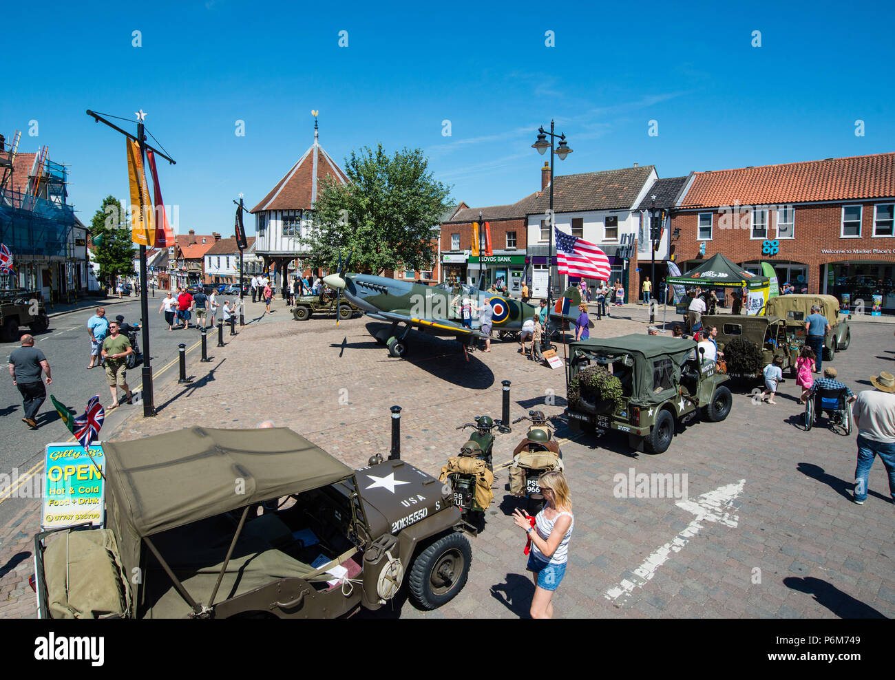 Wymondham, Norfolk, Regno Unito, domenica 1 luglio 2018: La città mercato di Wymondham in Norfolk celebra le Forze Armate giornata con una guerra mondiale II display del veicolo in luogo di mercato, al centro della quale è a mano replica statico di un mk9 Spitfire fighter, costruito da Terry Arlow da Lowestoft in Suffolk. Immagine © Keith Whitmore/Alamy Live News. Foto Stock