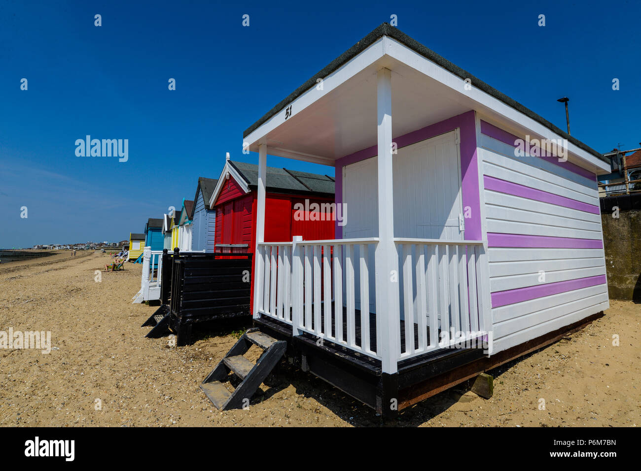 Pittoresca spiaggia di capanne, Southend on Sea, Essex, Regno Unito. Il periodo caldo ha continuato a Southend. Foto Stock