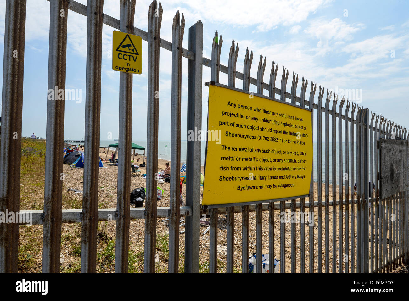 Come il periodo caldo ha continuato a Southend, alcune persone rischiato utilizzando MoD terra nonostante i cartelli di avvertimento. Pericolo di ordigni inesplosi Foto Stock