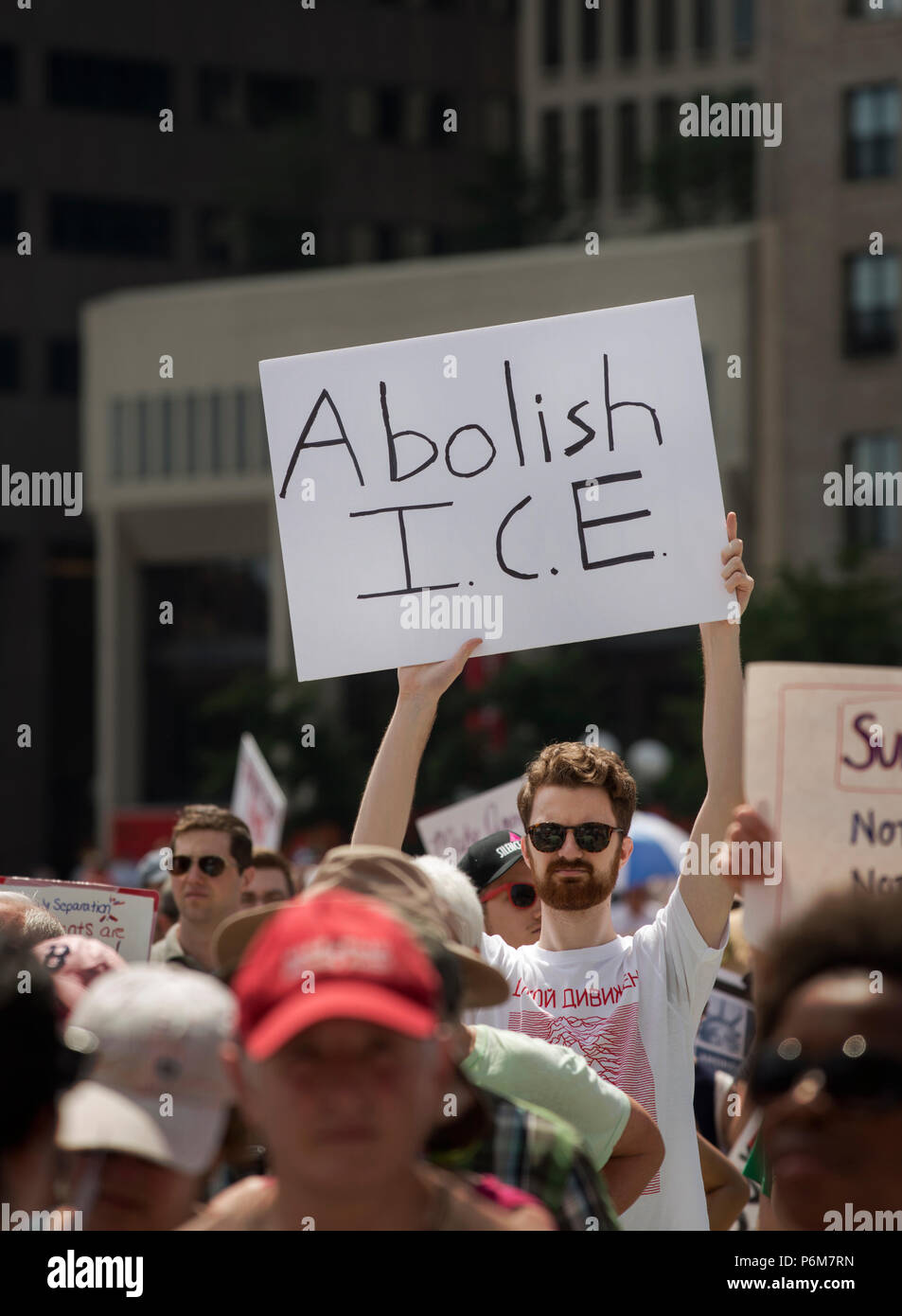 Boston, Massachusetts, USA. Il 30 giugno, 2018. Stati Uniti Studente tenendo un cartello 'abolire I.C.E.' come migliaia si sono riuniti nel municipio Plaza in Boston, MA, per protestare contro l'attuale amministrazione degli Stati Uniti politica della famiglia immigrata separazione. Raduni NEI CONFRONTI DEGLI STATI UNITI Presidente Donald Trump della politica di detenzione degli immigrati e le famiglie immigrate separata da parte della dogana statunitense e agenti di frontiera (I.C.E.) ha avuto luogo in più di 750 città negli Stati Uniti a giugno 30th. Chuck Nacke / Alamy Live News Foto Stock