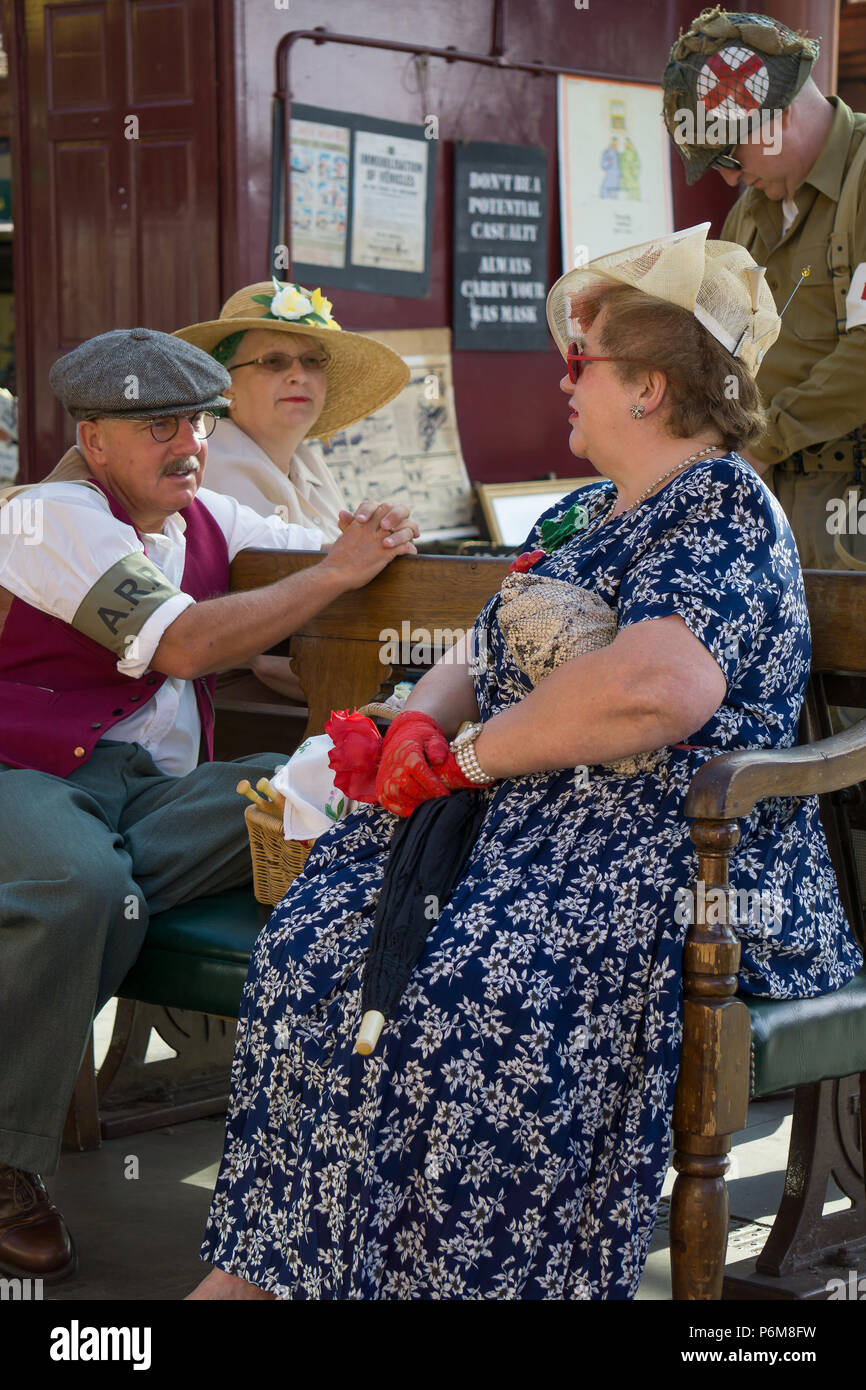 Kidderminster, Regno Unito. 1 Luglio, 2018. Un viaggio indietro nel tempo continua a Severn Valley Railway come tutti coinvolti ruotare l'orologio indietro al 1940s. Gli ospiti e il personale estrarre tutte le fermate per garantire un realistico il tempo di guerra la Gran Bretagna è vissuta da tutti su questo patrimonio della linea ferroviaria. Credito: Lee Hudson/Alamy Live News Foto Stock