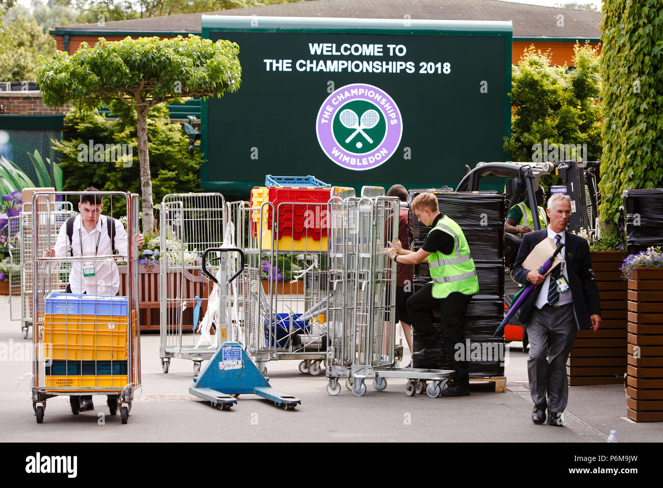 Londra, UK, 1 Luglio 2018: volontari effettuare i preparativi finali prima dell'inizio del torneo di Wimbledon Tennis Championships 2018 All England Lawn Tennis e Croquet Club di Londra. Credito: Frank Molter/Alamy Live news Foto Stock