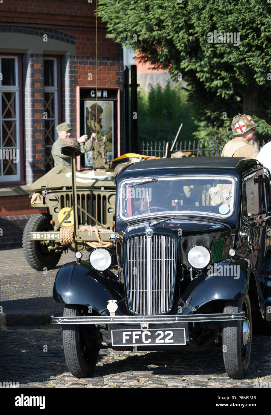 Kidderminster, Regno Unito. 1 Luglio, 2018. Un viaggio indietro nel tempo continua a Severn Valley Railway come tutti coinvolti ruotare l'orologio indietro al 1940s. Gli ospiti e il personale estrarre tutte le fermate per garantire un realistico il tempo di guerra la Gran Bretagna è vissuta da tutti su questo patrimonio della linea ferroviaria. Credito: Lee Hudson/Alamy Live News Foto Stock
