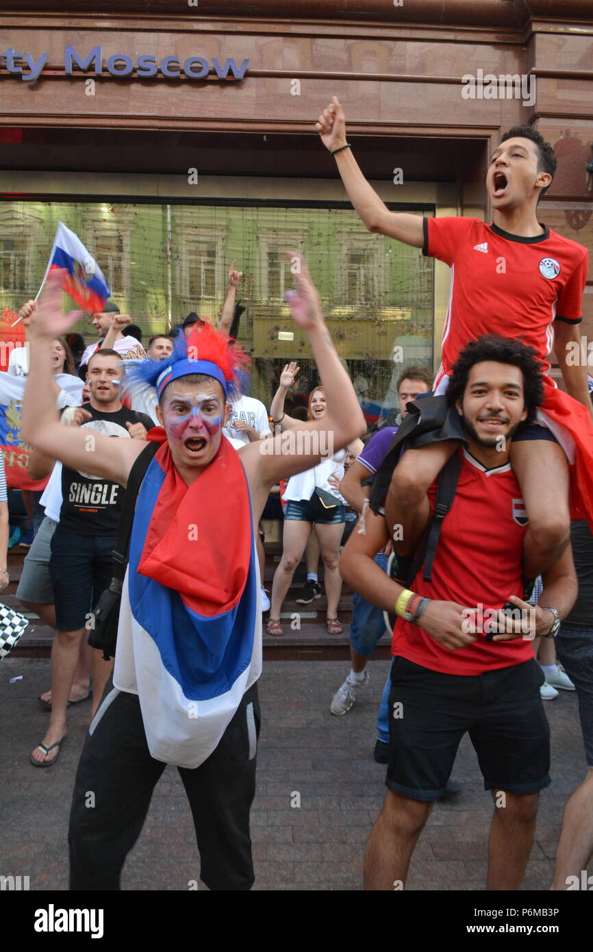 Mosca, Russia. 1 Luglio, 2018. Coppa del Mondo FIFA 2018 in Russia. Fan russi durante il match Russia - Spagna 1/8 finali, per le strade di Mosca. Credito: Pavel Kashaev/Alamy Live News Foto Stock