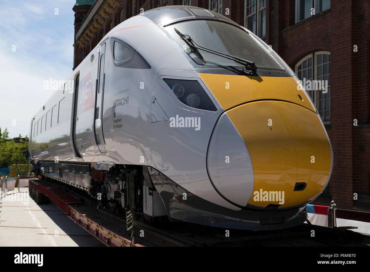 Una locomotiva Azuma della ferrovia nord-orientale di Londra (LNER) al di fuori del Discovery Museum di Newcastle upon Tyne, Regno Unito. I motori sono costruiti da Hitachi e utilizzati per i servizi interurbani sulla linea InterCity East Coast tra Londra ed Edimburgo. Foto Stock