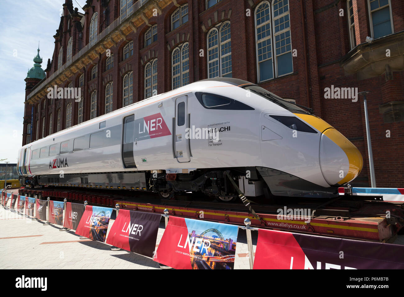Una locomotiva Azuma della ferrovia nord-orientale di Londra (LNER) al di fuori del Discovery Museum di Newcastle upon Tyne, Regno Unito. I motori sono costruiti da Hitachi e utilizzati per i servizi interurbani sulla linea InterCity East Coast tra Londra ed Edimburgo. Foto Stock