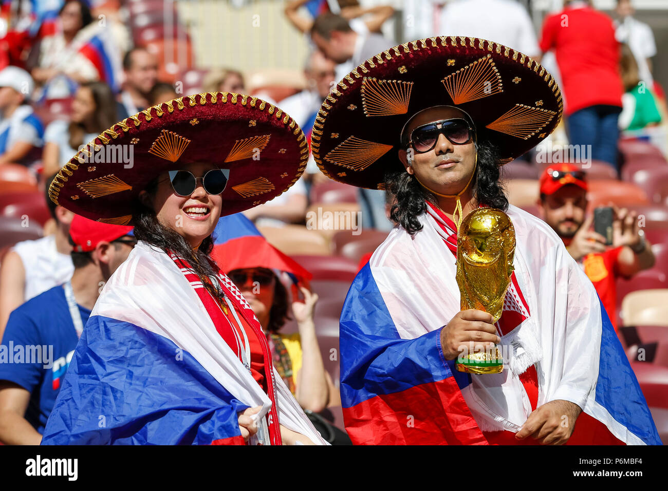 Mosca, Russia. 1 Luglio, 2018. La Russia fans prima del 2018 FIFA World Cup Round di 16 match tra Spagna e Russia a Luzhniki Stadium il 1 luglio 2018 a Mosca, in Russia. Credito: Immagini di PHC/Alamy Live News Foto Stock