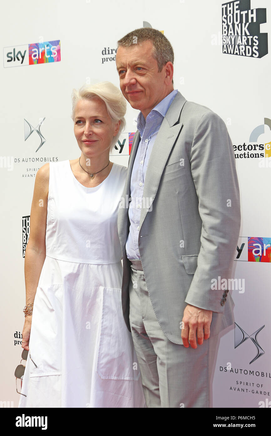 Londra, Regno Unito. 1 Luglio, 2018. Gillian Anderson, Peter Morgan, South Bank Sky Arts Awards, il Savoy Hotel di Londra, UK, 01 luglio 2018, Foto di Richard Goldschmidt Credito: ricca di oro/Alamy Live News Foto Stock