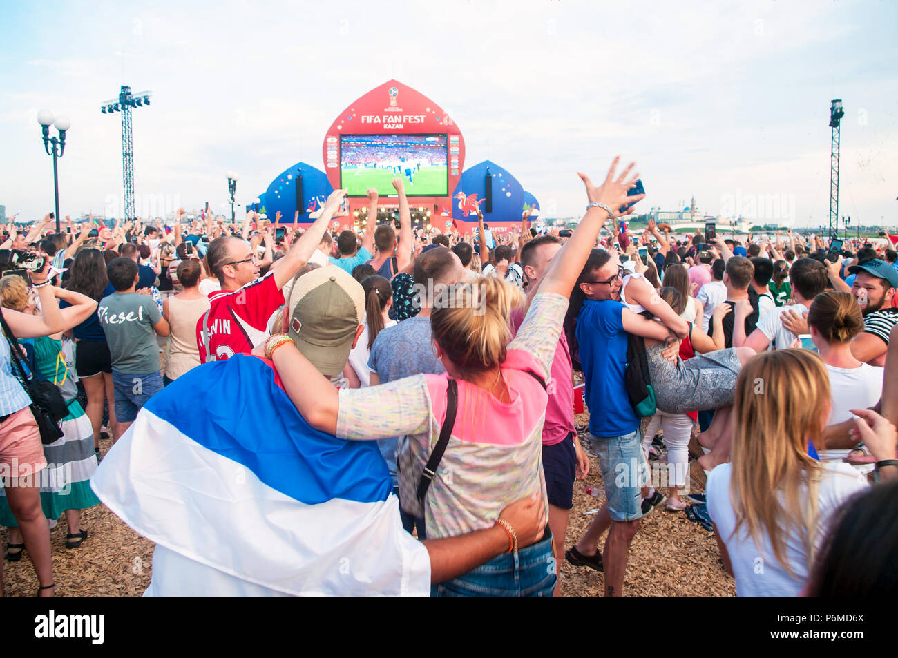 KAZAN, Russia - 1 luglio, 2018: Russia football appassionati di Kazan Fan Fest zona dopo la Russia la vittoria in Spagna vs Russia corrispondono. Credito: Aygul Sarvarova/Alamy Live News Foto Stock