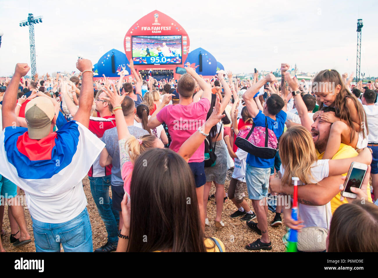 KAZAN, Russia - 1 luglio, 2018: Russia football appassionati di Kazan Fan Fest zona dopo la Russia la vittoria in Spagna vs Russia corrispondono. Credito: Aygul Sarvarova/Alamy Live News Foto Stock
