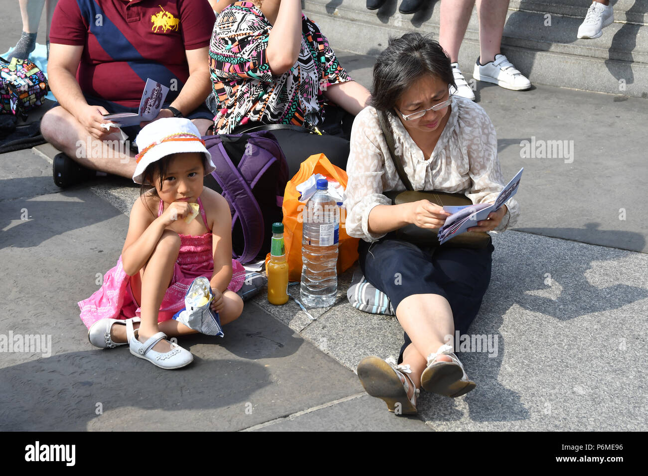 Londra, Regno Unito. 1 Luglio, 2018. Centinaia hanno partecipato alla BMW Classics + live in streaming su YouTube in Trafalgar Square su un tempo caldo a Londra, nel Regno Unito il 1 luglio 2018. Credito: Picture Capital/Alamy Live News Foto Stock