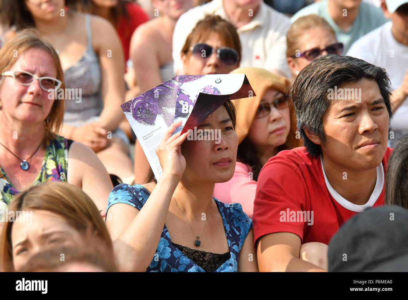 Londra, Regno Unito. 1 Luglio, 2018. Centinaia hanno partecipato alla BMW Classics + live in streaming su YouTube in Trafalgar Square su un tempo caldo a Londra, nel Regno Unito il 1 luglio 2018. Credito: Picture Capital/Alamy Live News Foto Stock