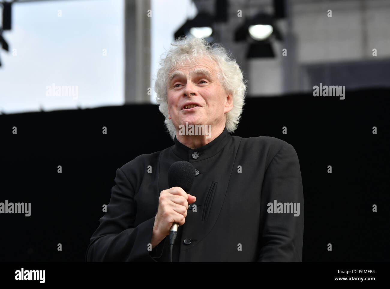 Londra, Regno Unito. 1 Luglio, 2018. Sir Simon Rattle conduttore i classici BMW + live in streaming su YouTube in Trafalgar Square su un tempo caldo a Londra, nel Regno Unito il 1 luglio 2018. Credito: Picture Capital/Alamy Live News Foto Stock