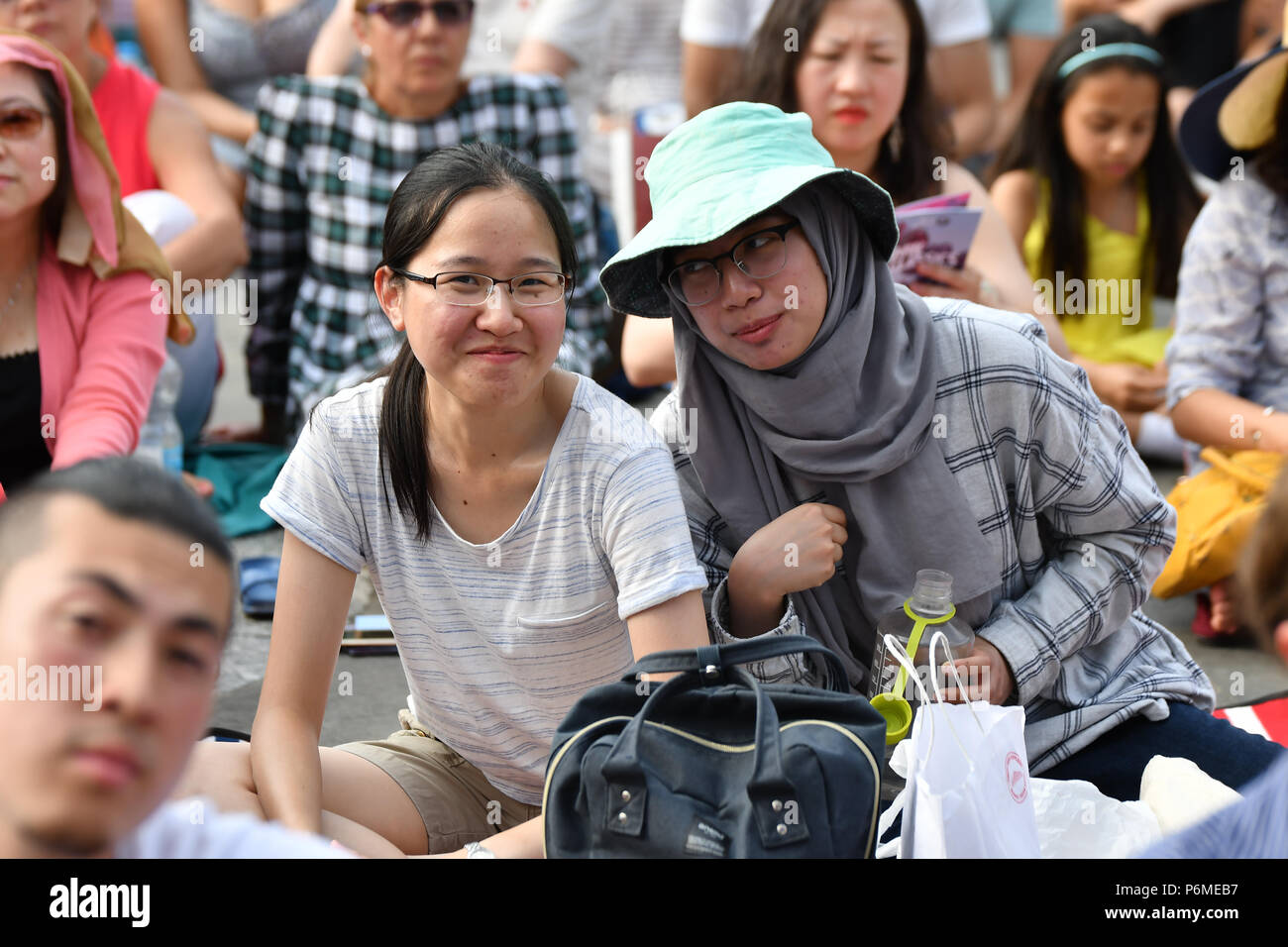 Londra, Regno Unito. 1 Luglio, 2018. Centinaia hanno partecipato alla BMW Classics + live in streaming su YouTube in Trafalgar Square su un tempo caldo a Londra, nel Regno Unito il 1 luglio 2018. Credito: Picture Capital/Alamy Live News Foto Stock