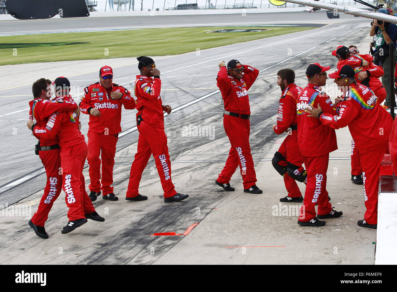 Di Joliet, in Illinois, Stati Uniti d'America. 1 Luglio, 2018. Kyle Busch (18) vince la Overton's 400 alla gara motociclistica su pista di Chicagoland in Joliet, Illinois Credit: Justin R. Noe Asp Inc/ASP/ZUMA filo/Alamy Live News Foto Stock