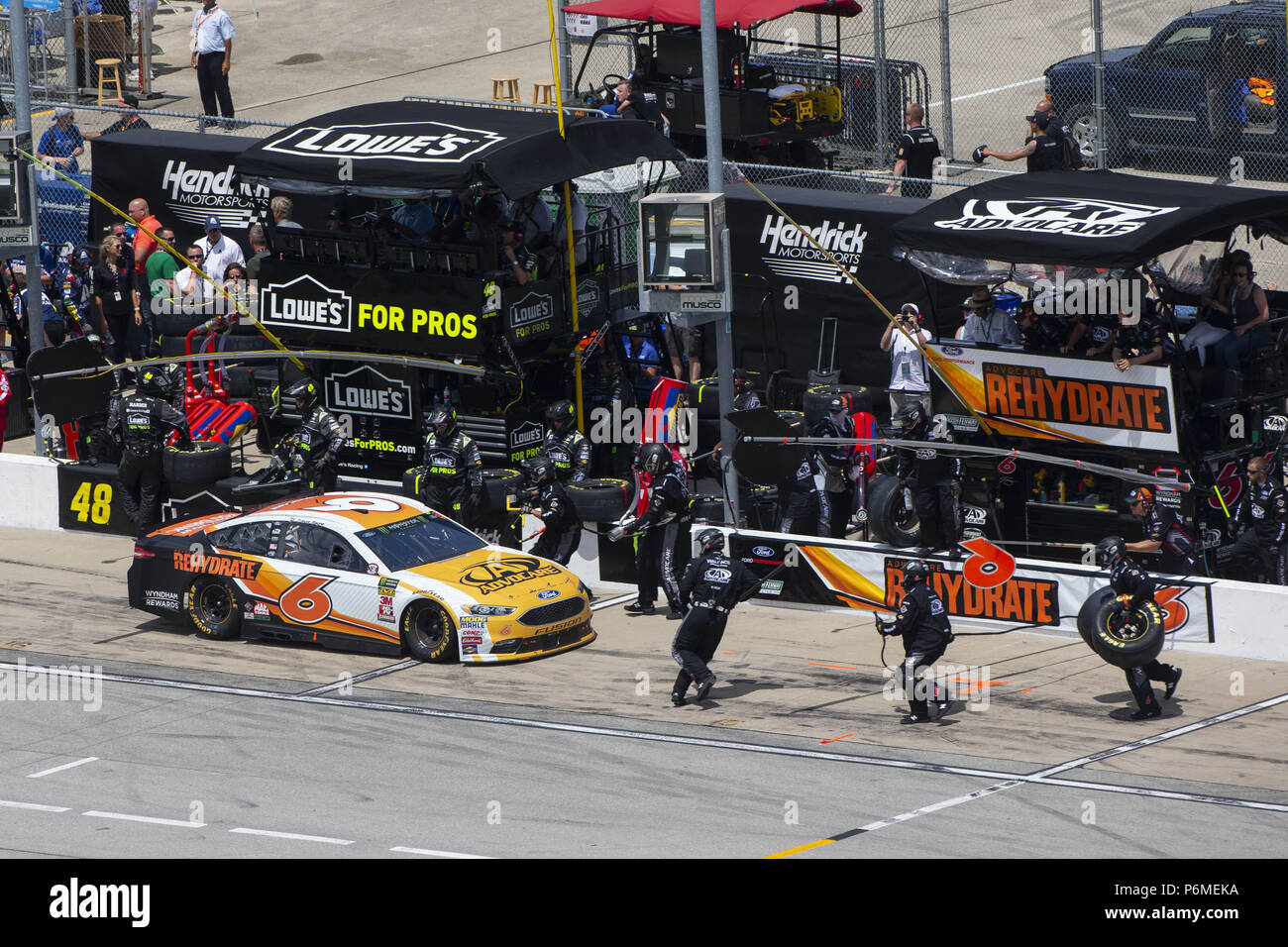 Di Joliet, in Illinois, Stati Uniti d'America. 1 Luglio, 2018. Trevor Bayne (6) fa un pit stop durante la Overton's 400 alla gara motociclistica su pista di Chicagoland in Joliet, Illinois Credit: stephen A. Arce/ASP/ZUMA filo/Alamy Live News Foto Stock