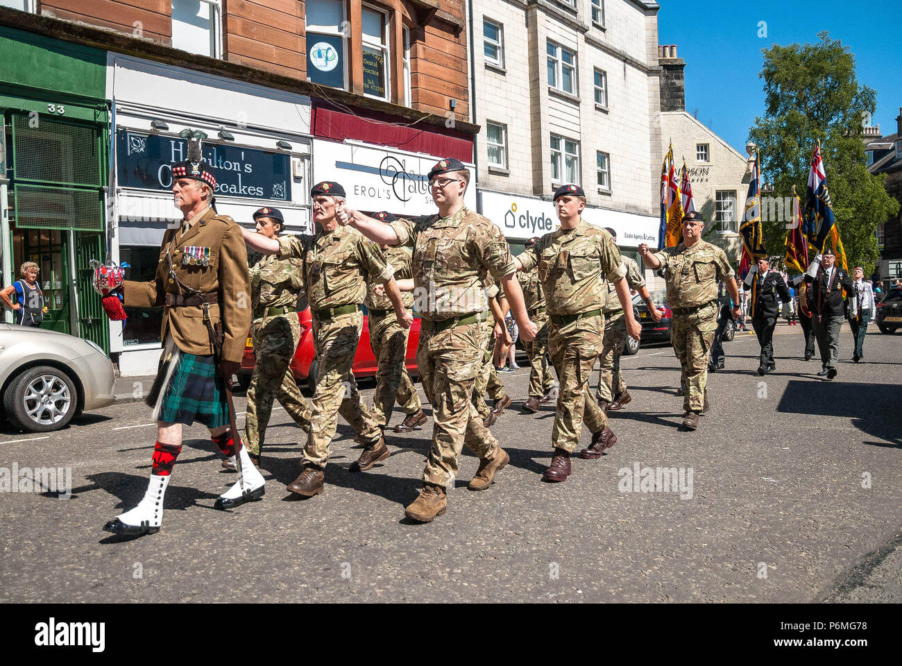 Stirling, Stirlingshire, Regno Unito. Il 30 giugno, 2018. I membri delle forze armate che marciare in parata in rotta per l'evento.Stirling mostra il suo sostegno del Regno Unito le Forze Armate come parte del Regno Unito le Forze Armate eventi della durata di un giorno. La giornata è iniziata con una parata attraverso la porta via e si è conclusa nel Kings Park. Un piccolo anti-guerra in segno di protesta hanno preso parte al di fuori comunque questa era piccola e tranquilla. La giornata è stata riempita con eventi, visualizza, manifestazioni e attività per i ragazzi come pareti di arrampicata e castelli gonfiabili. Credito: Stewart Kirby SOPA/images/ZUMA filo/Alamy Live News Foto Stock