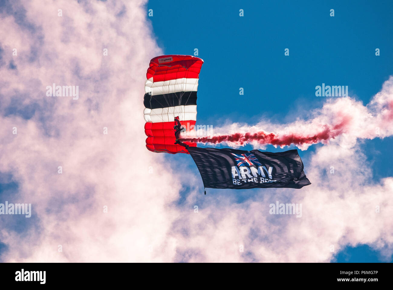 Stirling, Stirlingshire, Regno Unito. Il 30 giugno, 2018. Un membro della Red Devils team di visualizzazione durante una skydive in caso con un banner collegato al suo piede la lettura ''ESERCITO - essere il meglio''.Stirling mostra il suo sostegno del Regno Unito le Forze Armate come parte del Regno Unito le Forze Armate eventi della durata di un giorno. La giornata è iniziata con una parata attraverso la porta via e si è conclusa nel Kings Park. Un piccolo anti-guerra in segno di protesta hanno preso parte al di fuori comunque questa era piccola e tranquilla. La giornata è stata riempita con eventi, visualizza, manifestazioni e attività per i ragazzi come pareti di arrampicata e castelli gonfiabili. (Credito Immagine: © Stewart Ki Foto Stock